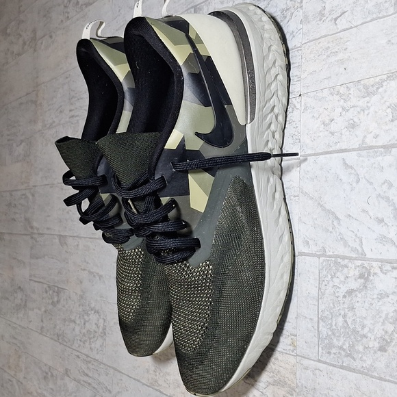 Nike Odyssey Flyknit React - Picture 3 of 4